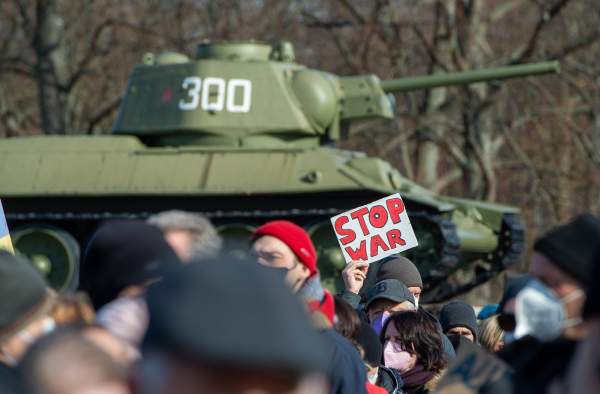 2022 年 2 月 27 日，在德国柏林的苏联战争纪念馆（Soviet War Memorial）前，有上万的示威者举行集会，反对俄罗斯入侵乌克兰的战争。世界各地都在爆发反对俄罗斯入侵的滚动式抗议活动。（图片来源：Craig Stennett/Getty Images）