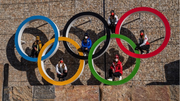  2022年2月2日，北京冬奥会前有奥运选手在延庆奥运村的五环雕塑留影。（图片来源：Carl Court/Getty Images)