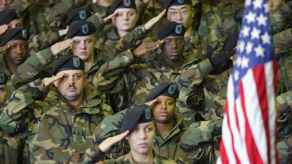 美國陸軍士兵在舉行的歡迎儀式上向美國國旗致敬