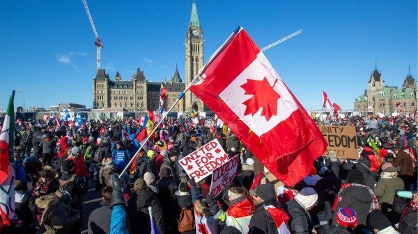 2022年1月29日，加拿大各地的卡车司机和民众聚集在国会山抗议联邦政府的强制防疫政策（图片来源： LARS HAGBERG/AFP via Getty Images）