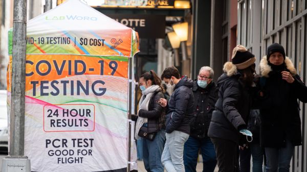 美国纽约时代广场，人们排队进行免费的新冠病毒PCR检测。