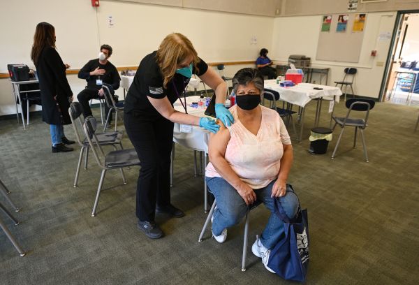 圖為2022 年 1 月 19 日，美國加利福尼亞州洛杉磯的洛杉磯使命學院（Los Angeles Mission College）的疫苗接種診所在為一名居民接種新冠病毒Covid-19疫苗。（圖片來源：ROBYN BECK/AFP via Getty Images）