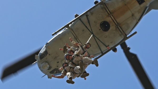 2015年4月21日海军陆战队基础侦察课程的学生，轮流被直升机吊到空中，学习SPIE索具、速降和快速绳索技术。