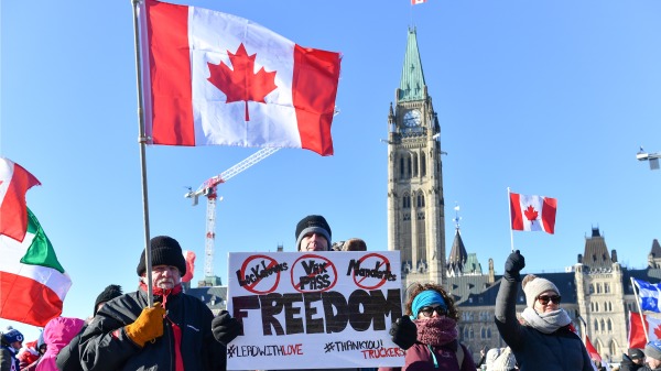 2022年2月5日，加拿大卡車司機和民眾在渥太華抗議疫苗令等強制防疫措施的活動進入第9天。（圖片來源：Minas Panagiotakis/Getty Images）