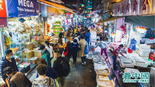 利世民曾带经济学家逛香港湿货市场，得到的共识是：“香港有世界上种类最多，而且价格最具竞争力的食材。”（摄影：庞大卫/看中国）