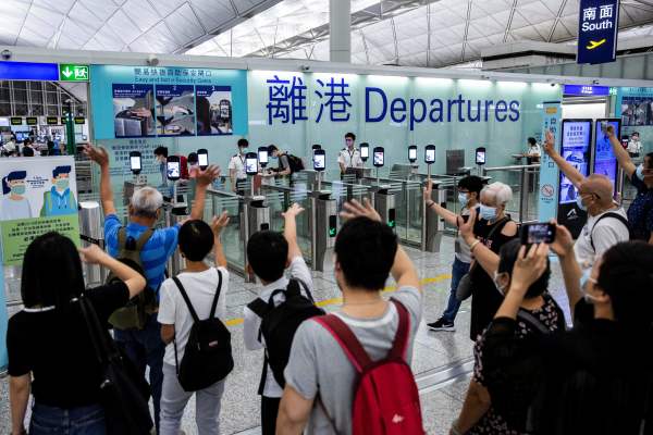 图为去年香港居民在机场送别移民海外的亲友。（图片来源：Getty Images）