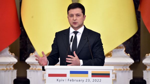 俄羅斯大規模入侵烏克蘭的前一天，烏克蘭總統澤連斯基（Volodymyr Zelensky）在烏克蘭首都基輔與立陶宛和波蘭總統舉行會談後的聯合新聞發布會上。