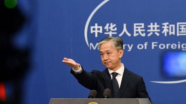 中国外交部发言人汪文斌于 2020 年 11 月 9 日在北京举行记者会。