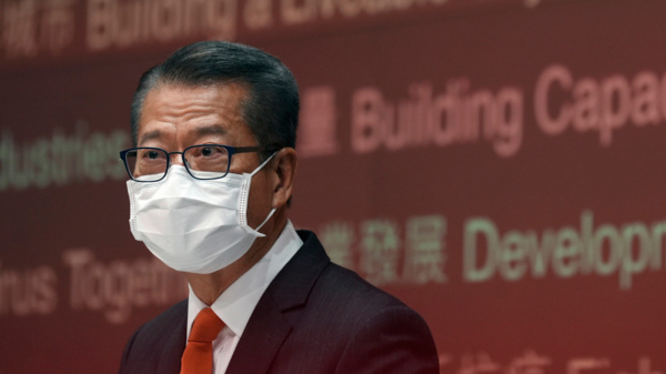 香港3年抗疫支出6000多億港元，比廣東省超出逾3倍引質疑。圖爲香港財政司司長陳茂波。（Lam Yik/Getty Images）