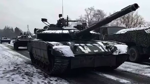 俄罗斯坦克车队于3月7日卡在乌克兰首都基辅郊区的画面