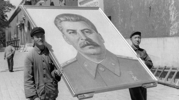 1956年5月，北京街頭兩位青年人抬著斯大林巨幅畫像。