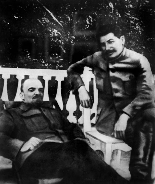 列宁（左）与史达林（右）