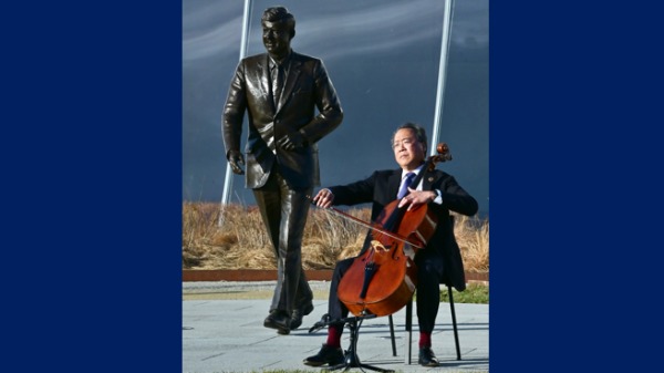 大提琴家馬友友於 2021 年 12 月 4 日在華盛頓特區的肯尼迪中心 REACH 校園舉行的約翰·肯尼迪總統肖像青銅雕塑揭幕儀式上表演。