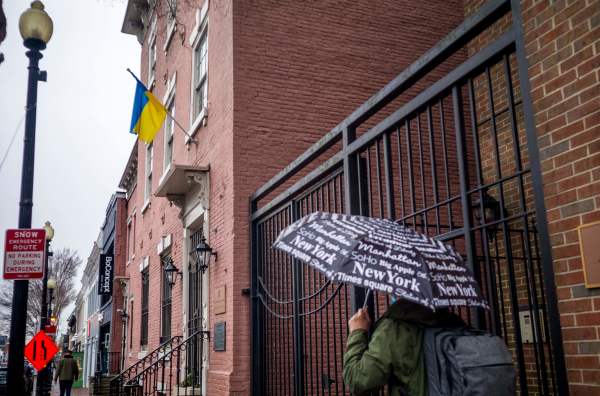 图为2022年2月24日，位于美国华盛顿DC的乌克兰大使馆。俄罗斯在那一天对乌克兰发动了大规模的军事入侵行动。（图片来源：MANDEL NGAN/AFP via Getty Images）