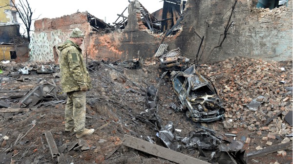 2022年3月7日，乌克兰第二大城市哈尔科夫一处被俄罗斯炸毁的建筑（图片来源：SERGEY BOBOK/AFP via Getty Images）