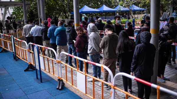  图为香港市民排队接受强制检测。（图片来源：Getty Images）