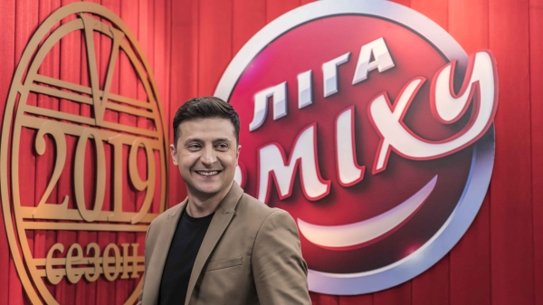 泽伦斯基（Volodymyr Zelensky）于 2019 年 3 月 19 日在乌克兰基辅拍摄喜剧节目 Liga Smeha（笑声联盟）时在后台。