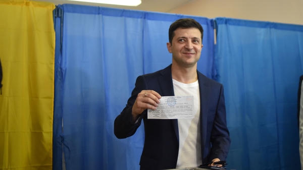 乌克兰喜剧演员兼总统泽伦斯基（Volodymyr Zelensky）于 2019 年 4 月 21 日在基辅举行的第二轮乌克兰总统选举期间，在投票站向媒体展示了他的选票。