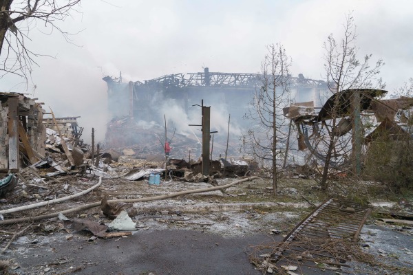 2022 年 3 月 11 日，俄罗斯军队向乌克兰东部的工业城市第聂伯罗（Dnipro）发动了空袭。图为空袭后，消防人员在向一座被炸毁的鞋厂喷水灭火。（图片来源：EMRE CAYLAK/AFP via Getty Images）