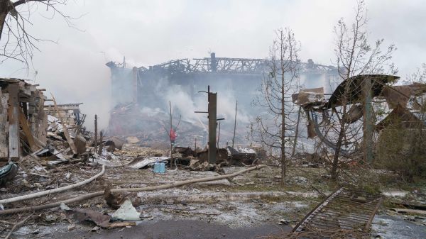俄罗斯军队向乌克兰东部的工业城市第聂伯罗（Dnipro）发动了空袭。空袭后，乌克兰消防人员在向一座被炸毁的鞋厂喷水灭火。