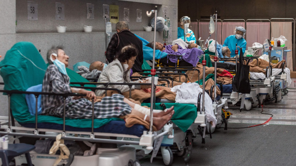 醫院急症室外，病人在露天地方等待入院。（圖片來源：DALE DE LA REY/AFP via Getty Images）