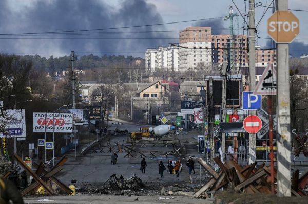 2022 年 3 月 10 日，烏克蘭首都基輔以北的伊爾平（Irpin）小鎮的居民在撤離。俄羅斯軍隊有可能對基輔發起新的攻勢。（圖片報導：ARIS MESSINIS/AFP via Getty Images）