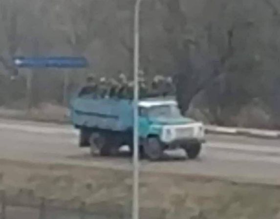 俄军运送士兵的军用卡车竟然是明亮的海蓝色，致使卡车迅速就成为亮眼的目标