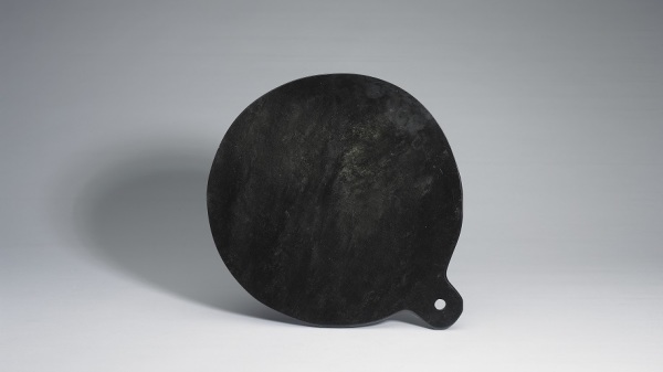 黑曜石质圆镜，为14至15世纪中美洲阿兹特克帝国工匠以当地盛产的黑曜石制成。清宫旧藏，原储于紫禁城内务府。
