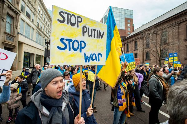 图为2022 年 3 月 6 日，美国马萨诸塞州波士顿举行的支持乌克兰的和平集会，游行者们高呼“制止战争”、“禁止俄罗斯石油”、“关闭天空”等口号反对俄罗斯发动入侵乌克兰的战争。（图片来源：JOSEPH PREZIOSO/AFP via Getty Images）
