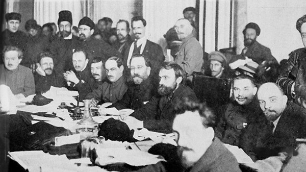 布尔什维克正举行会议。最右边是列宁