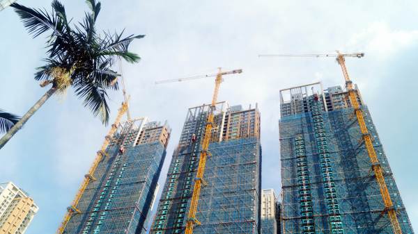 中国房地产开发商近年债务压顶。