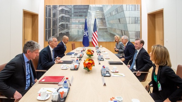  2021年10月7日，是上次美国国家安全顾问沙利文和杨洁篪的日内瓦会谈的第二天，北约秘书长斯托尔滕贝格会见了沙利文。