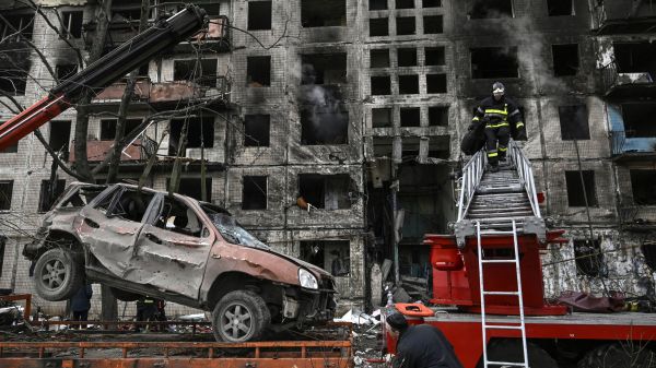 2022 年 3 月 14 日，在乌克兰首都基辅西北部奥博隆（Obolon）区的一栋公寓楼遭到俄罗斯军队的炮击。炮击后，有基辅消防员来灭火和查看公寓楼里的情况。