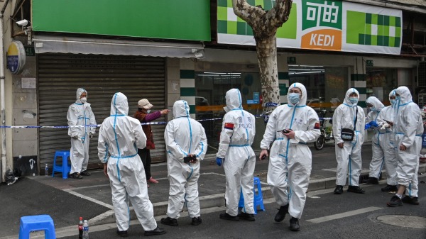 2022年3月14日，上海街道上遍布穿白色防护服的防疫人员和警察