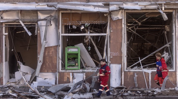 烏克蘭首都基輔的一棟在戰火中被毀。（圖片來源：Getty Images）