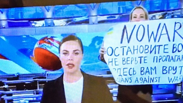 玛丽娜・奥夫扬尼科娃（Marina Ovsyannikova）手持抗议莫斯科入侵乌克兰的标语出现在俄罗斯国家电视台的直播新闻中