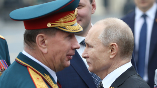 在俄罗斯莫斯科举行的红场胜利日阅兵式上，俄罗斯国民警卫队警卫长维克托．佐洛托夫（Viktor Zolotov，左）和俄罗斯总统弗拉基米尔．普京（Vladimir Putin，右）形影相随。