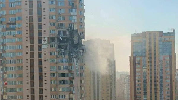 2022年2月26日被俄罗斯炮击后，基辅的公寓楼。