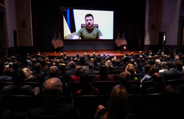 2022 年 3 月 16 日，乌克兰总统泽连斯基（Volodymyr Zelensky）通过视频向美国国会联席会议发表演讲，请求美国大力支援乌克兰抵御俄罗斯入侵。（图片来源：DREW ANGERER/POOL/AFP via Getty Images）