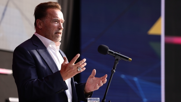 阿諾史瓦辛格Arnold Schwarzenegger在推特發影片，怒斥普丁讓烏克蘭人陷入悲慘。