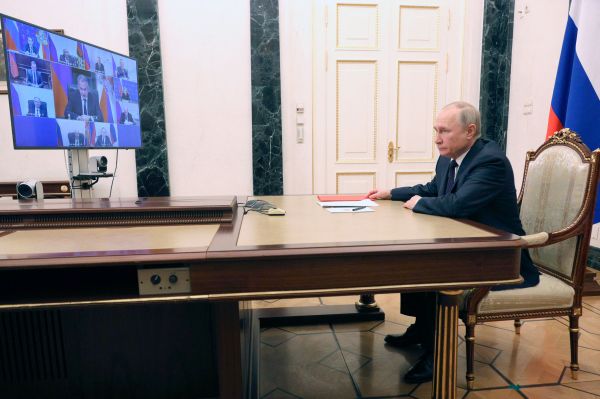 图为2022 年 3 月 11 日，俄罗斯总统普京（Vladimir Putin）在莫斯科通过视频连线主持俄罗斯国家安全委员会的一个会议。（图片来源： MIKHAIL KLIMENTYEV/SPUTNIK/AFP via Getty Images）