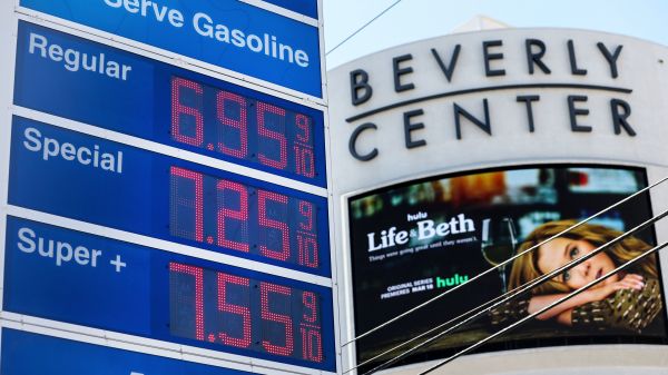 3月7日，美国加利福尼亚州洛杉矶，比佛利中心大厦街对面的美孚加油站显示的普通汽油价格已经接近每加仑7美元。
