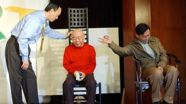 演員金士傑（左起）、顧寶明、李立群2003年共同演出果陀劇場推出的ART。