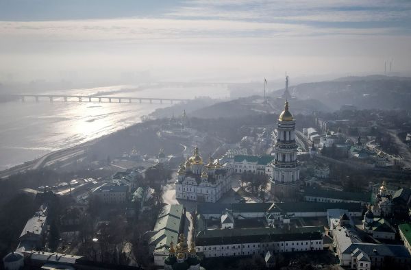 2022 年 3 月 19 日清晨，烏克蘭首都基輔的一張航拍全景圖，顯示這座城市的空氣中瀰漫著硝煙。（圖片來源：FADEL SENNA/AFP via Getty Images）