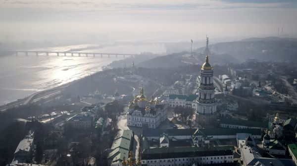 2022年3月19日清晨，乌克兰首都基辅的一张航拍全景图，显示这座城市的空气中弥漫着硝烟。（图片来源：FADEL SENNA/AFP via Getty Images）