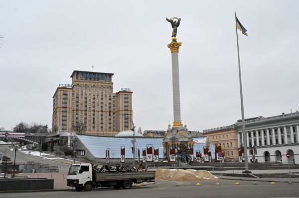 2022 年 3 月 1 日，乌克兰首都基辅的独立广场，一辆满载反坦克路障的卡车停在这里。乌克兰国防部表示，俄罗斯军队将对在基辅的乌克兰安全局的基础设施进行攻击，国防部敦促附近的居民们尽快离开。（图片来源：SERGEI SUPINSKY/AFP via Getty Images）
