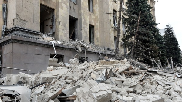 2022年3月1日，俄羅斯週二一早炮襲了哈爾科夫市中心的自由廣場，嚴重破壞地區行政大樓等建築物，造成至少六人死亡，數十人受傷。（圖片來源：SERGEY BOBOK/AFP via Getty Images）