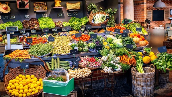 菜市场有很多蔬菜水果