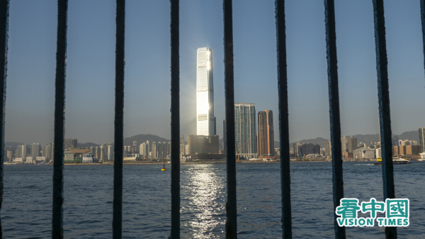 香港因联汇制度而跟随美国加息，经济环境较困难。