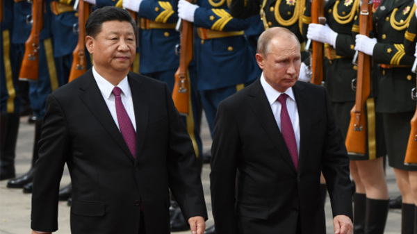 中國國家主席習近平（左）和俄羅斯總統普京（右）一起檢閱儀仗隊